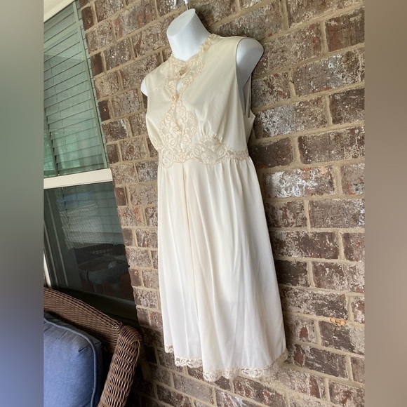 VINTAGE 1960's lace nightgown Roses Unbranded Ribbon Size Medium Slip Dress - Picture 2 of 7